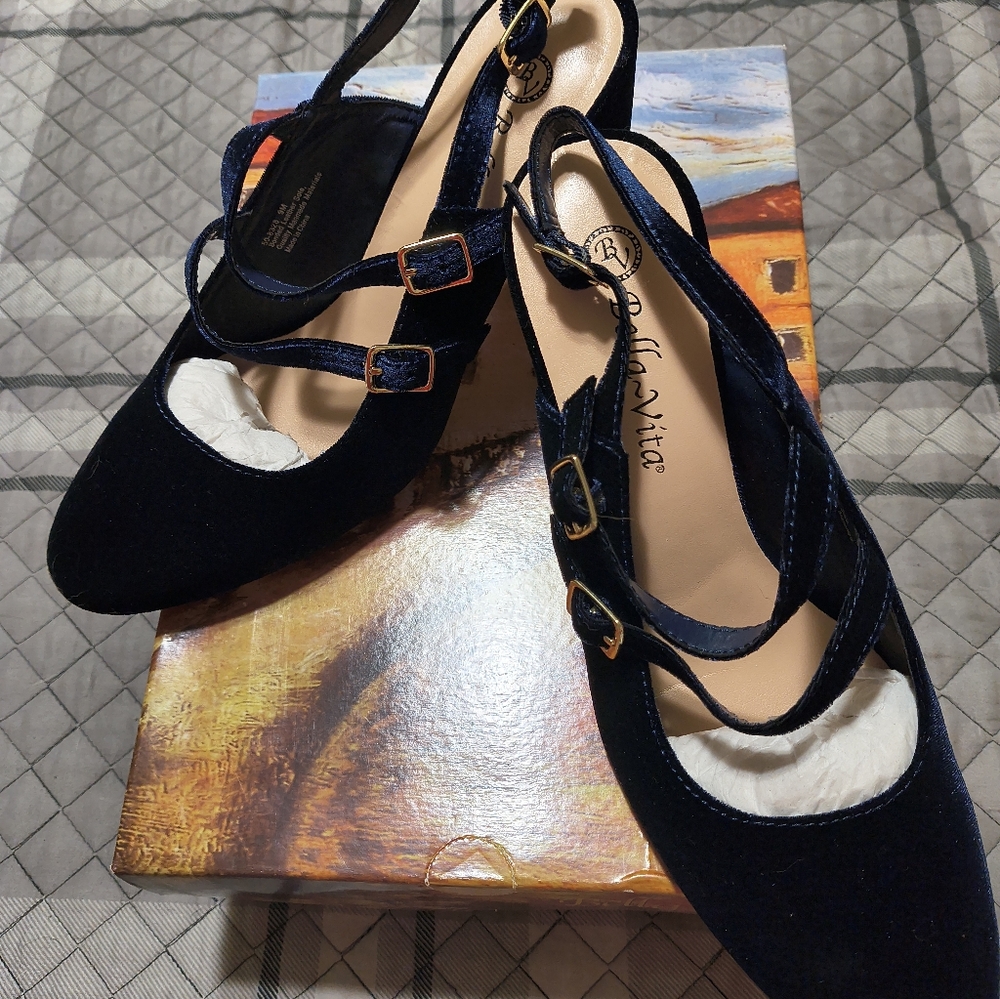 Bella Vita Women's Navy Blue Strappy Flats